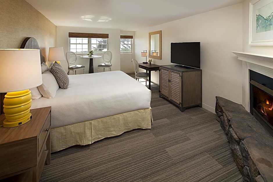 Photo 1 of 4 of 1 King Bed, Partial Ocean View