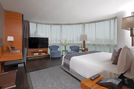 Corner Panoramic Premium, Guest room, 1 King, Corner room