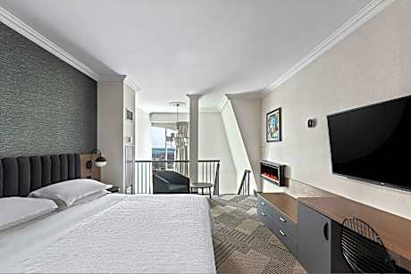 Bi-level Loft, In Loft: 1 King, Sofa bed, Falls view, Top floor, Fireplace, Whirlpool