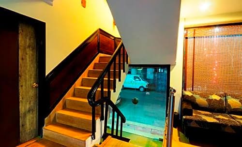 Capital O 2382 Hotel White House Continental