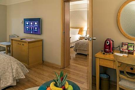 FAMILY ROOM CAPACITY 6