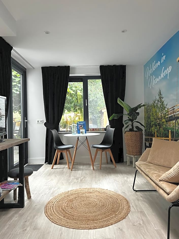 Casa aan de Plas, B&B met sauna en hottub of jacuzzi