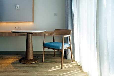 Premier Guest Room 1 King Pool View