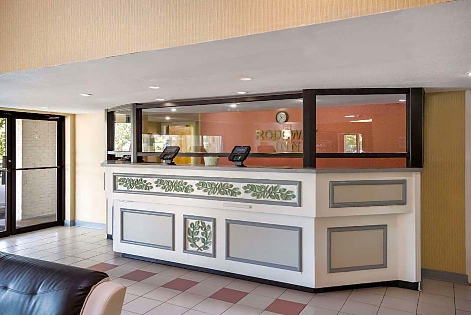Rodeway Inn At Fort Lee