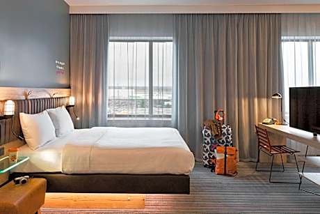 Moxyfied Sleeper Room, Larger Guest room, 1 Queen, Sofa bed