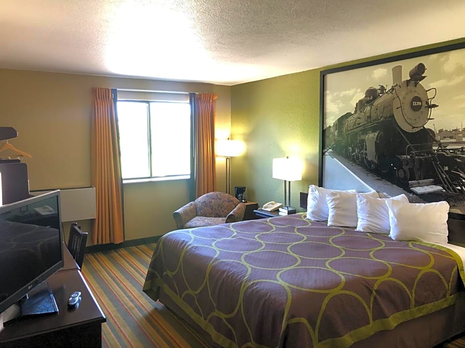 Super 8 by Wyndham Topeka/Wanamaker RD/I-70