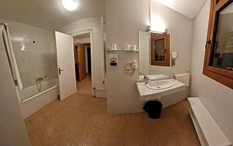 TRIPLE ROOM (3 ADULTS)