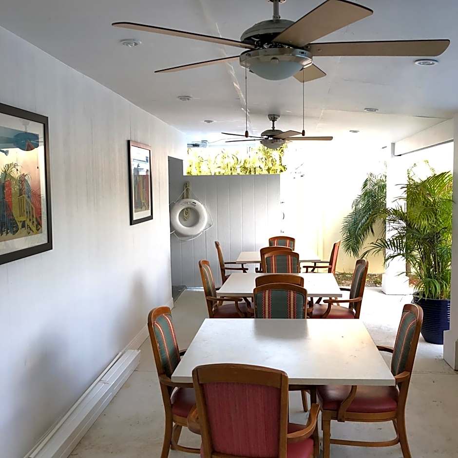 Colony Club Inn & Suites