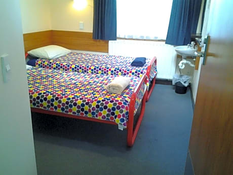 Economy Twin Room with Private Bathroom