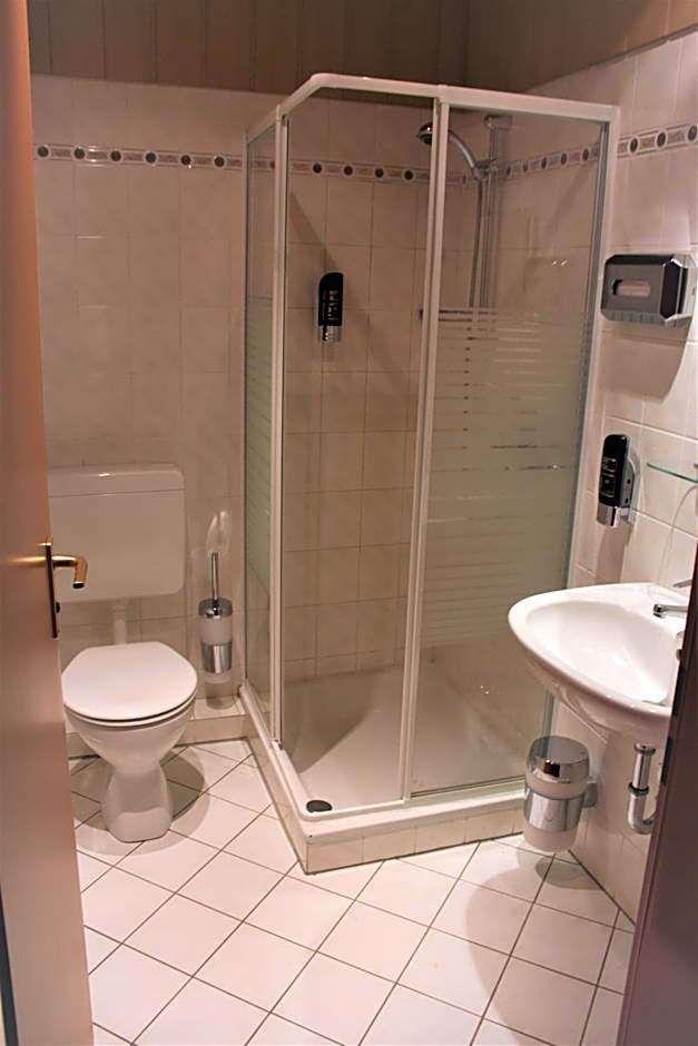 Hotel Alsterquelle 24h Check-in, Free Parking and WiFi