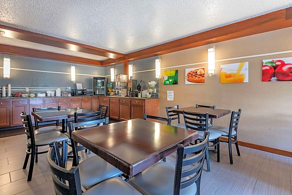 Quality Inn & Suites Warren