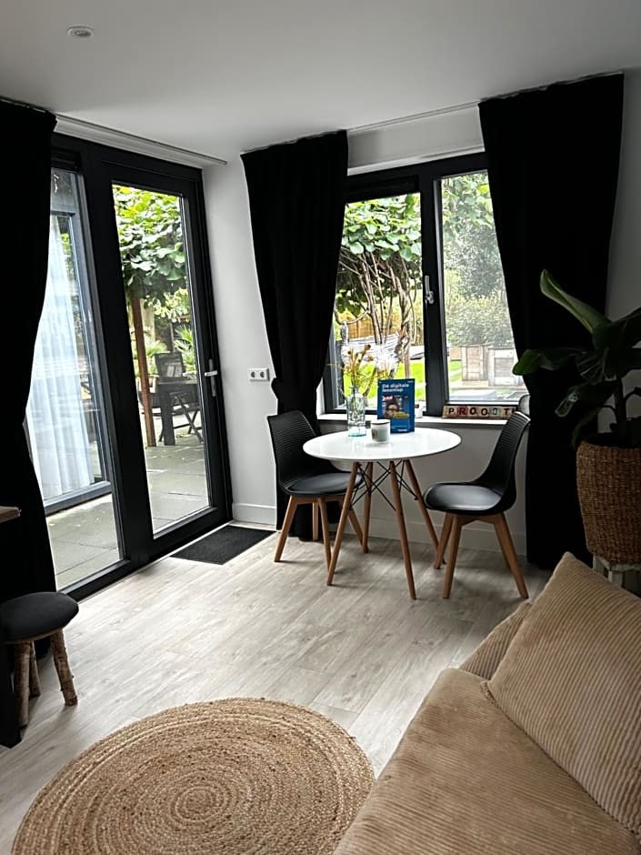 Casa aan de Plas, B&B met sauna en hottub of jacuzzi