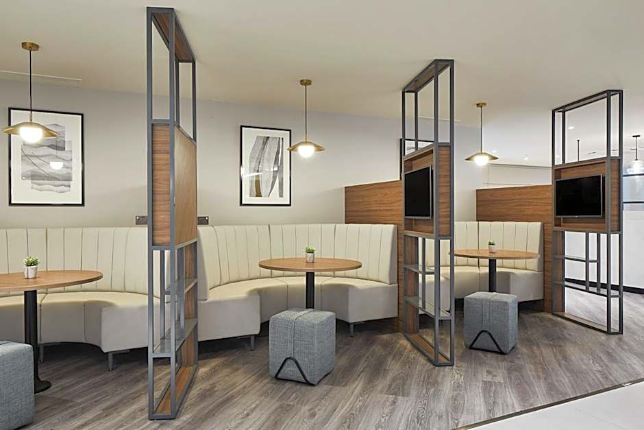 Courtyard by Marriott London Heathrow Airport