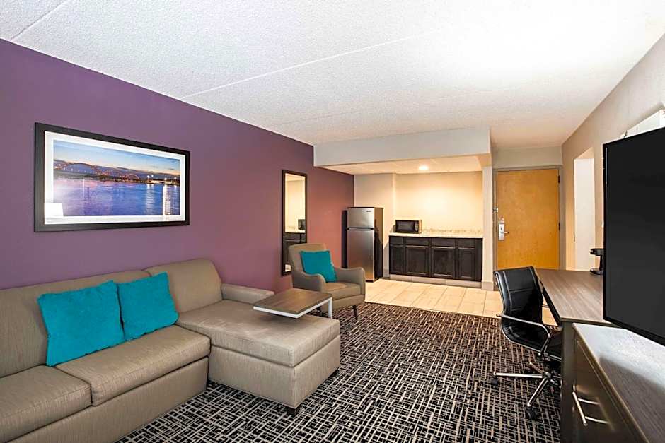 La Quinta Inn & Suites by Wyndham Davenport