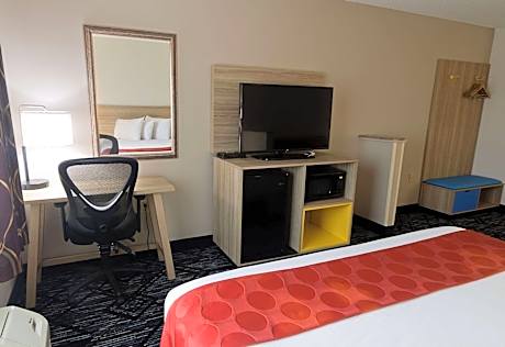 Deluxe King Room - Non-Smoking