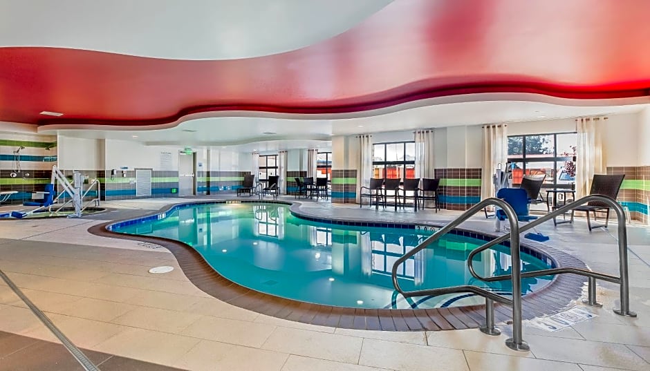 Holiday Inn Express & Suites Eureka, an IHG Hotel