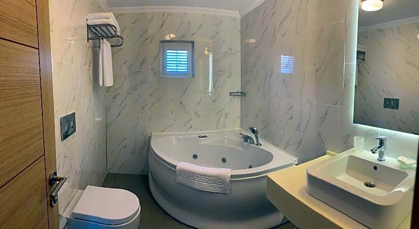 Moonshine Hotel & Suites