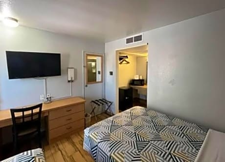 Queen Room with Two Queen Beds - Smoking