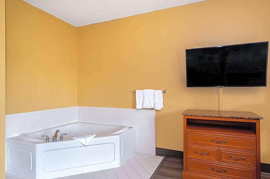 Super 8 by Wyndham Salisbury