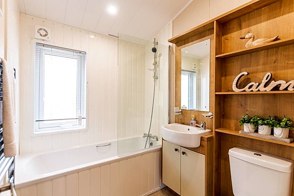 Heathery Lodge with Hot Tub