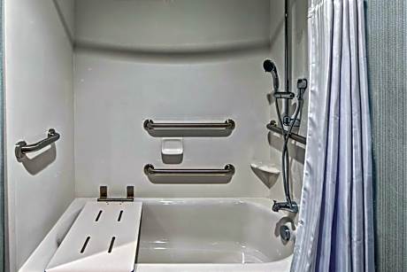 Queen Room with Two Queen Beds and Roll-In Shower - Mobility Access