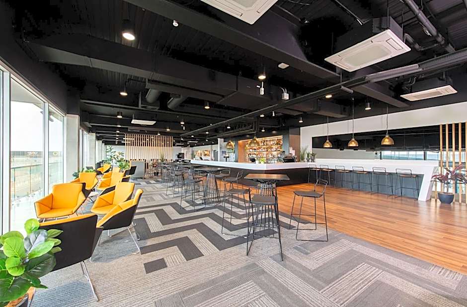 Rydges Pit Lane