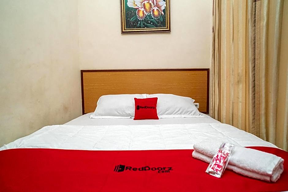 RedDoorz At Villa Akbar 3