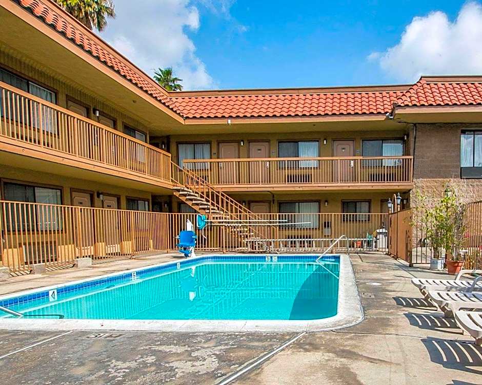 Palm Inn Hotel near Tyler Mall Riverside