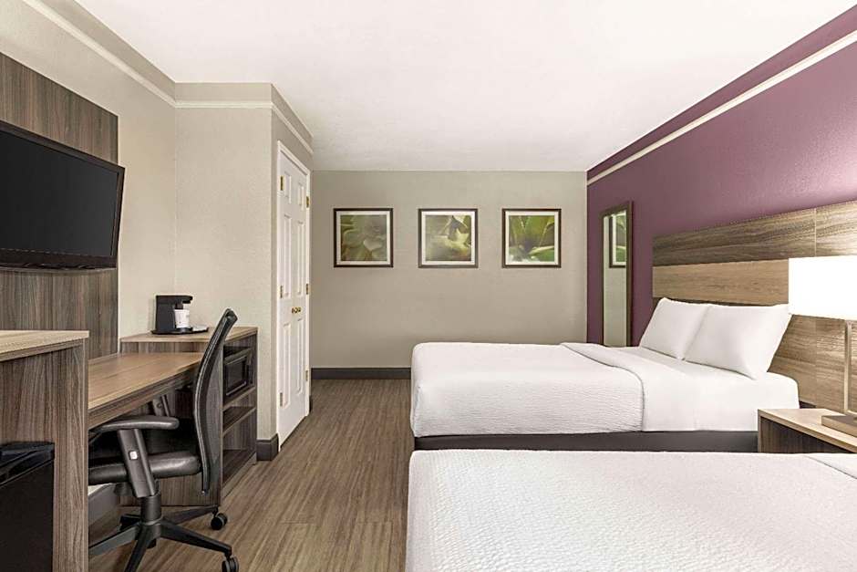 La Quinta Inn & Suites by Wyndham San Antonio Lackland