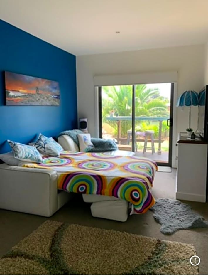 Turquoise Waters B &B -Private Guest suite with massage chair