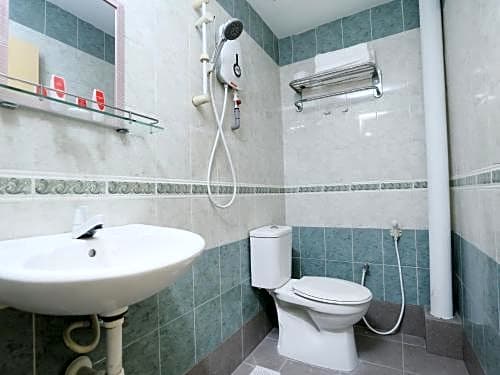 OYO 89672 Eg Hotel Jj