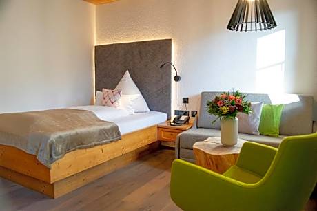 Deluxe Single Room with Balcony and Mountain View