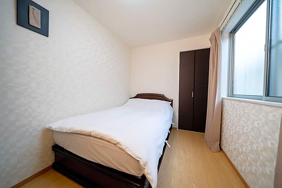 Shinokubo guest house , near shinjuku 100 square meters, 4 bedrooms, 1 living room 1kitchen 2toilet 1bathroom washmachine