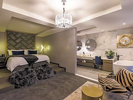 The Crown King Suite with Balcony and Panoramic Garden View