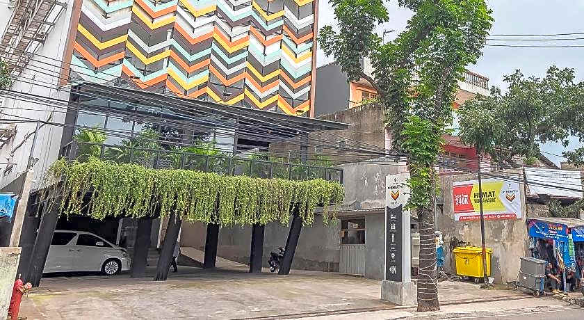 RedDoorz Premium @ Hotel Hebat