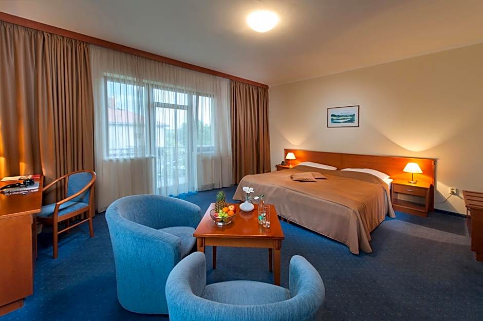 April hotel Panorama