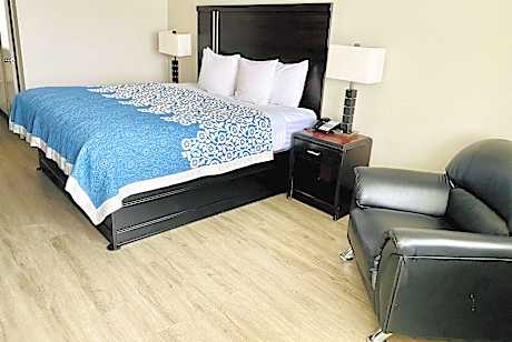 1 King Bed Suite Non-Smoking