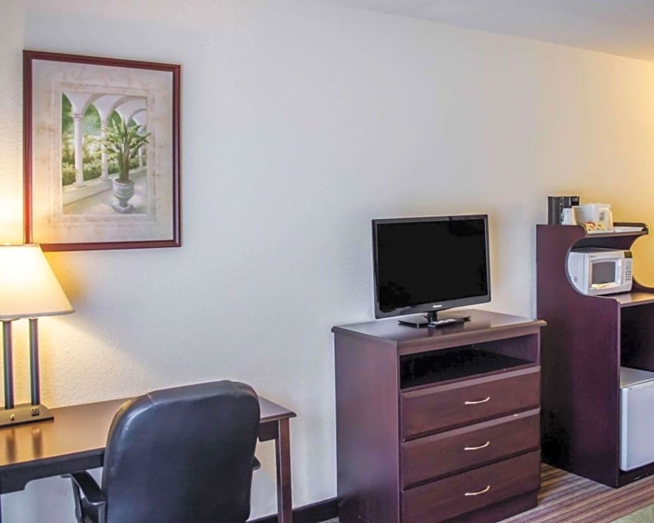 Quality Inn & Suites Pensacola Bayview
