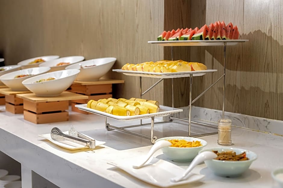 Rezen Hotel Urumqi High-speed Railway Station