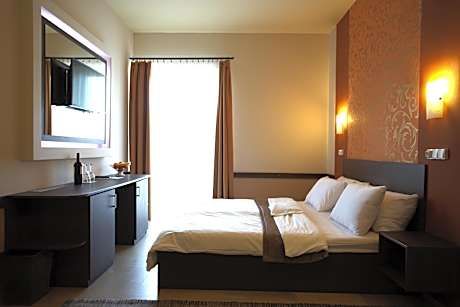 Deluxe - 1 King Bed with Patio View