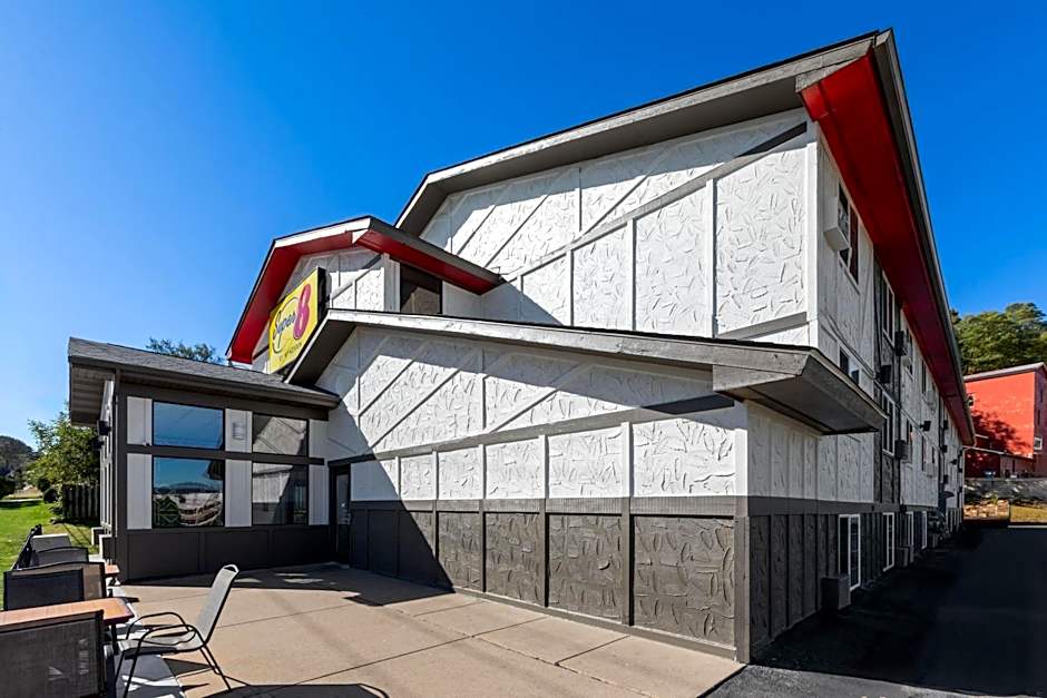 Super 8 by Wyndham Winona MN