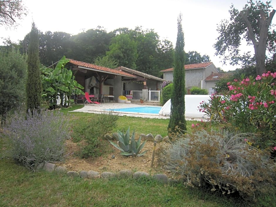 Chambres avec piscine à la campagne