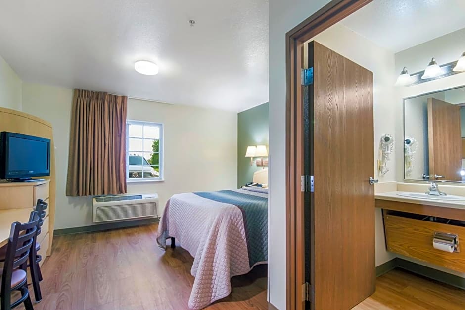 HomeTowne Studios & Suites by Red Roof Bentonville