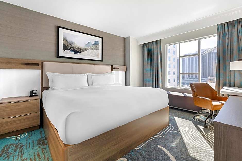 Hilton Grand Vacations on Paradise (Convention Center)