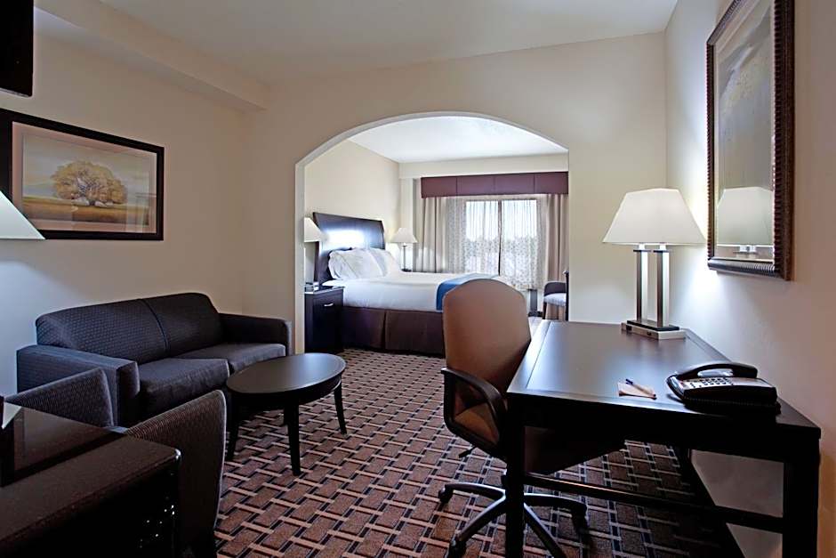 Holiday Inn Express & Suites Hope Mills-Fayetteville Arpt by IHG