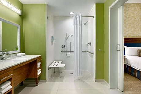 1King Accessible Roll In Shower Studio