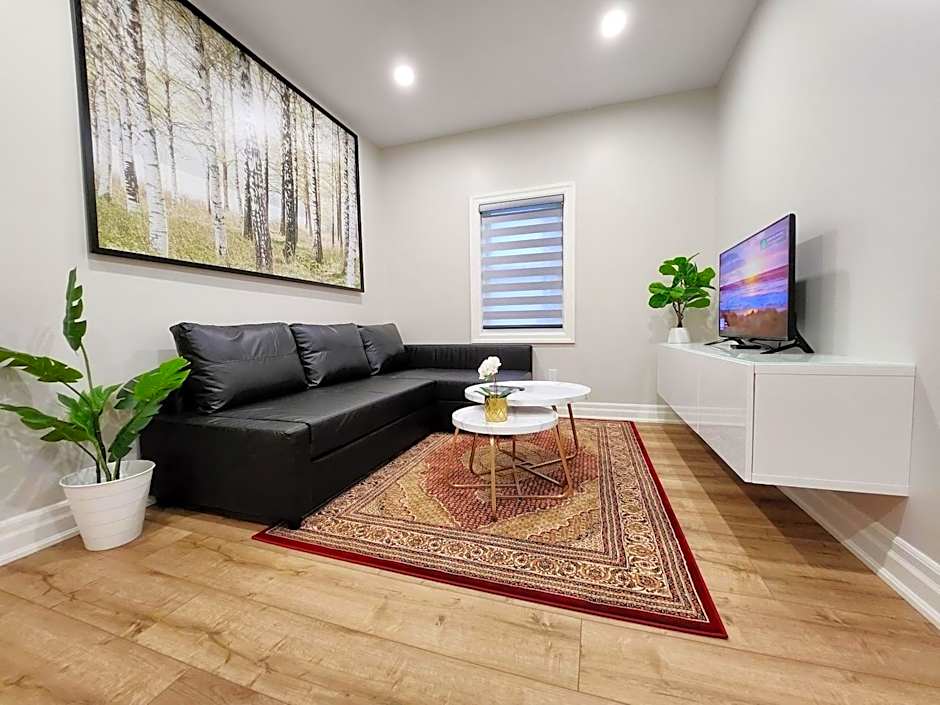 The Cozy Cove Modern King-Bedroom Full Apartment