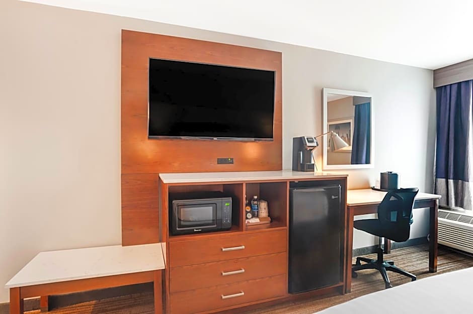 Best Western Plus Commerce Hotel