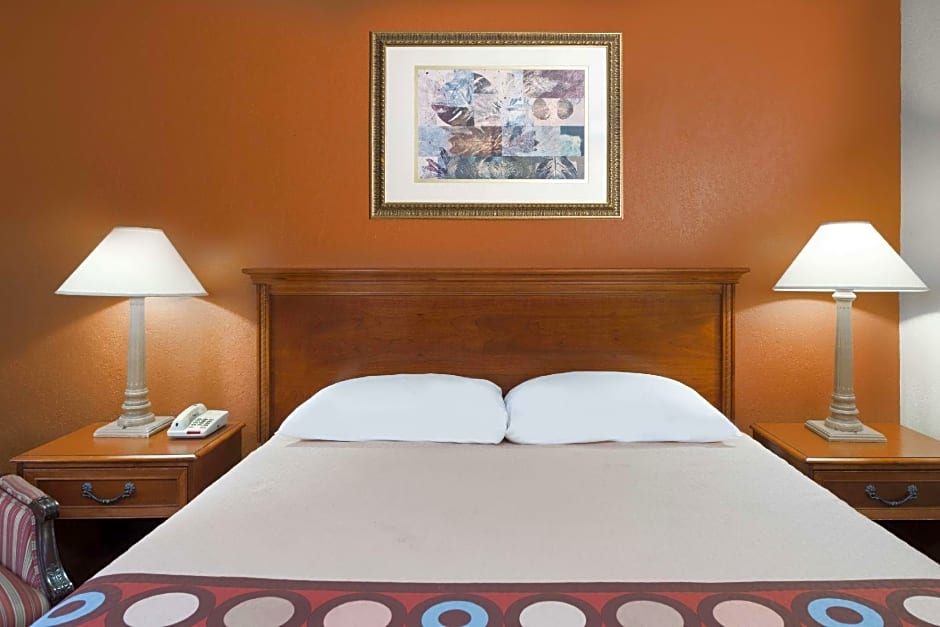 Super 8 by Wyndham Taylorville IL