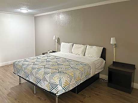 1 KING BED | MOBILITY ACC TUB SMK MICFRIDGE